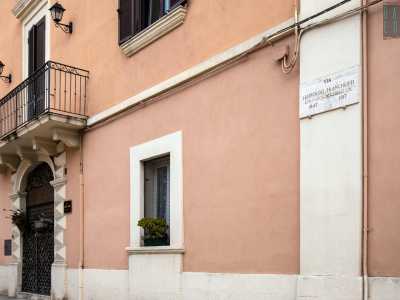 Ci spostiamo ora sul lato sinistro della struttura che si affaccia su via Leopoldo Franchetti